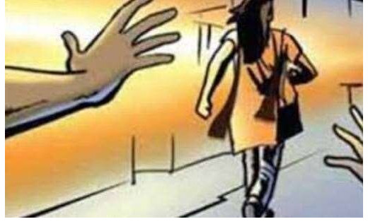 छात्रा की अपहरण की कोशिश हुई नाकाम तो आँखों में डाला मिर्ची 